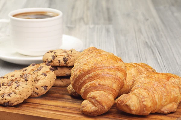 Croissant e biscotti con caffè — Foto Stock