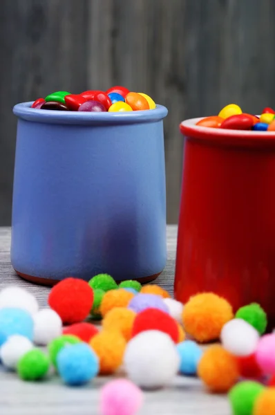 Twee potten met kleurrijke chocolade snoepjes — Stockfoto
