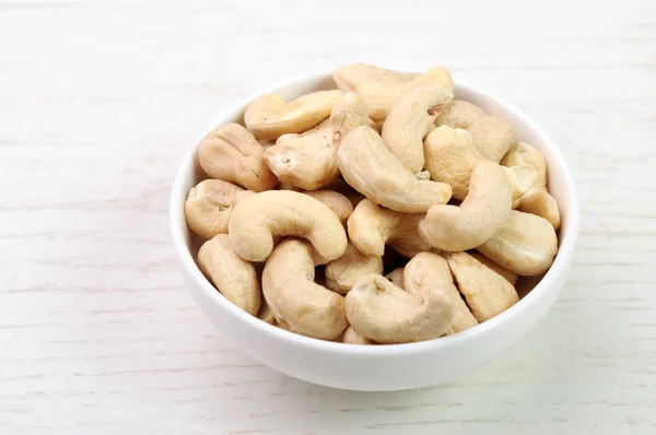 Cashewnötter i en vit skål — Stockfoto
