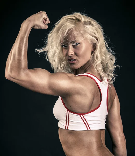 Athlete showing her biceps — Stock Photo, Image