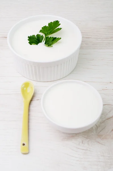 Органический молочный продукт с петрушкой и ложкой — стоковое фото