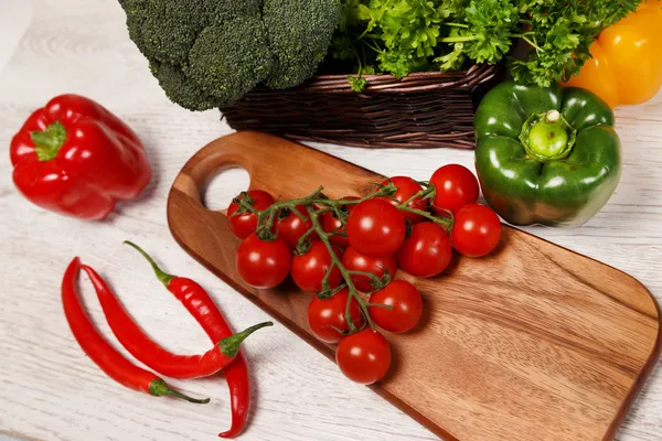 Tomates en una tabla de cortar — Foto de Stock