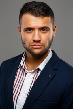 bir gömlek ve ceket ciddi adam