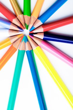 bir noktaya işaret ve altın renkli kalemler