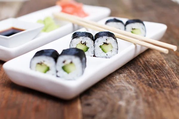 Bastoncini su una serie di sushi di cetriolo — Foto Stock