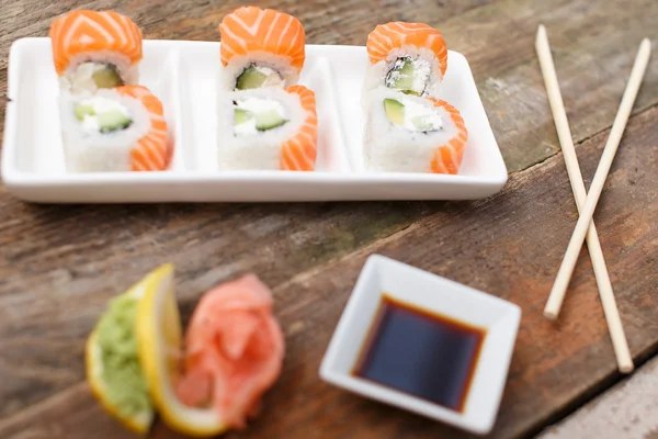 Deluxe Sushi mit Lachs mit komplettem Set — Stockfoto