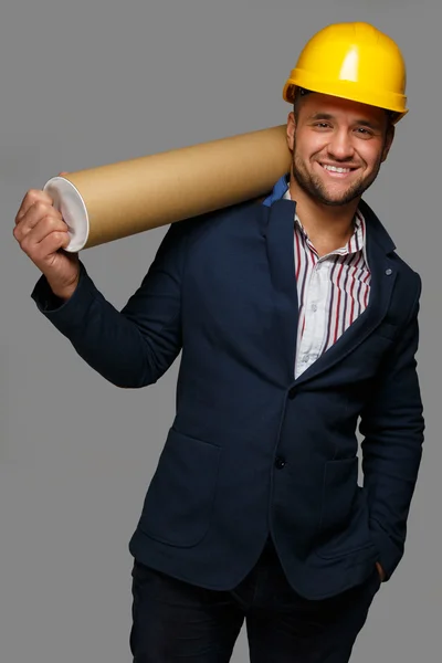 Trabalhador em um chapéu duro com um estojo de armazenamento — Fotografia de Stock