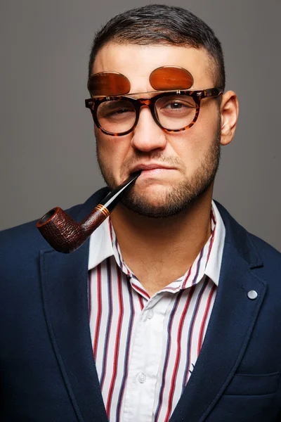 Retrato de un fumador con pipa en gafas de sol dobles —  Fotos de Stock