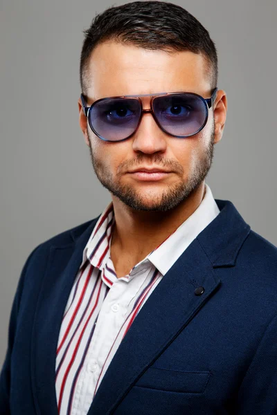 Hombre con camisa a rayas en gafas de sol violetas —  Fotos de Stock