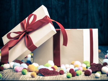 Kurdeleli hediye kutuları