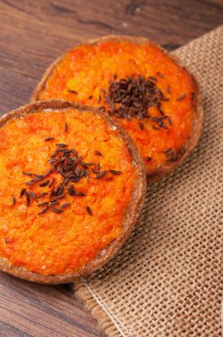 bir somun ekmek ve yulaf bir kavanoz