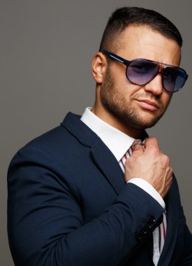 çizgili gömlek gülümseyen adam