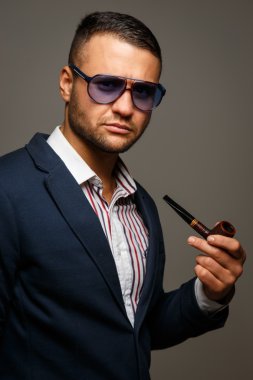 çizgili gömlek gülümseyen adam