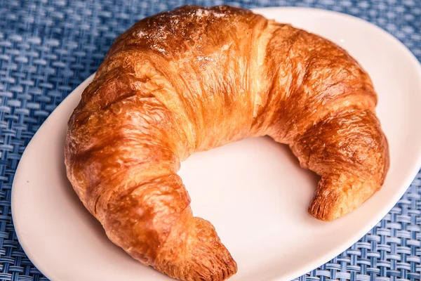 Um pão de pão crocante e um frasco de aveia — Fotografia de Stock