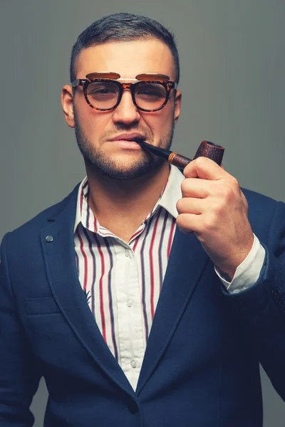 Hombre con una camisa a rayas sonriendo — Foto de Stock