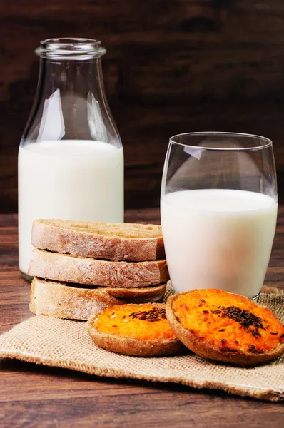 Un pane croccante e un barattolo di avena — Foto Stock