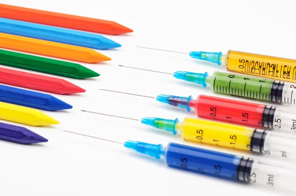 Цветные карандаши, указывающие на рисунок конфет — стоковое фото