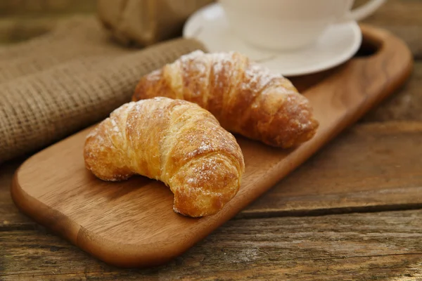 Um pão de pão crocante e um frasco de aveia — Fotografia de Stock