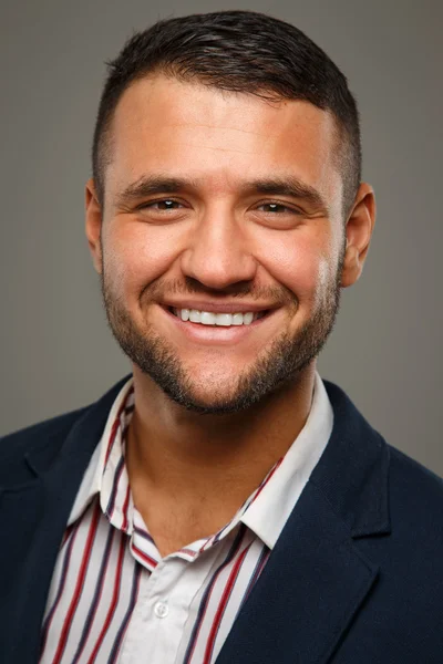 Man in een striped shirt glimlachen — Stockfoto