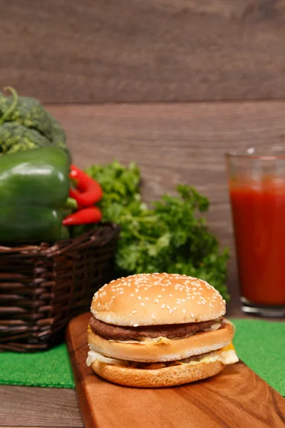 Ein Laib knuspriges Brot und ein Glas Hafer — Stockfoto