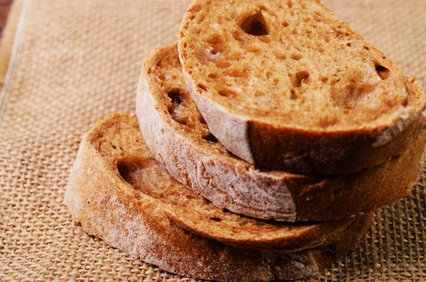 A kenyér ropogós kenyeret és egy korsó, zab — Stock Fotó
