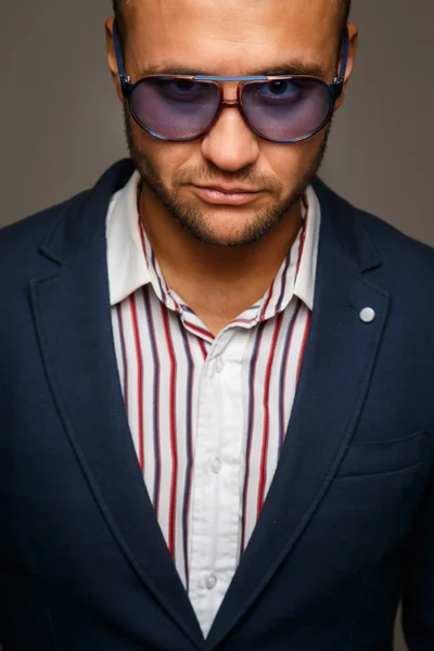 Hombre con una camisa a rayas sonriendo —  Fotos de Stock