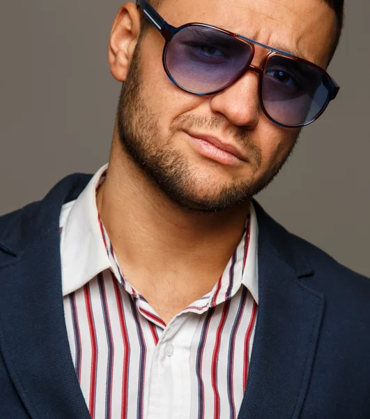 Homem de camisa listrada sorrindo — Fotografia de Stock