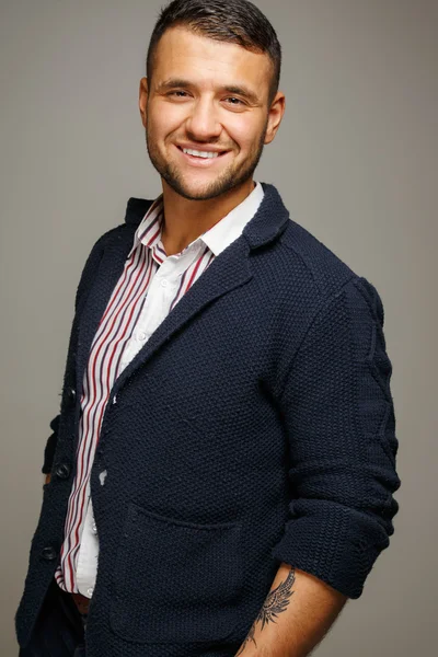 Man in een striped shirt glimlachen — Stockfoto