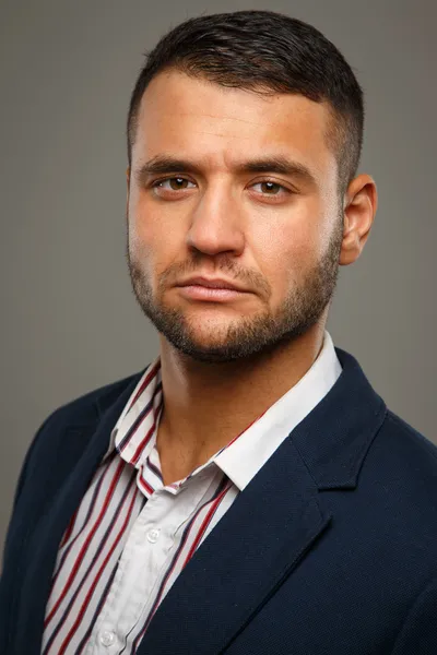 Homem de camisa listrada sorrindo — Fotografia de Stock