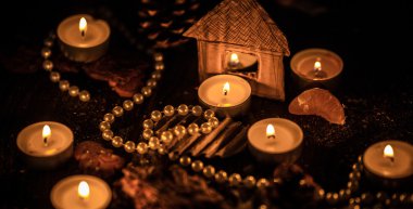 Mevsimlik ev kutlama koniler ve mum