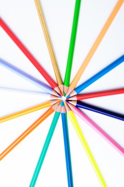 beyaz zemin üzerinde merkezi haline işaret renkli kalemler