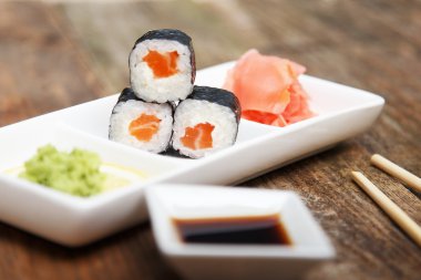 Küçük bir plaka üzerinde üç somon suşi