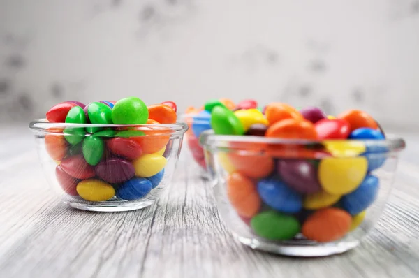 Een brood van knapperig brood en een pot van haver — Stockfoto