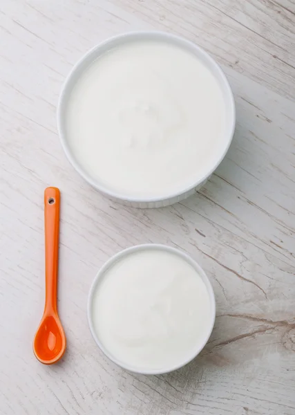 Una barra de pan crujiente y un frasco de avena —  Fotos de Stock