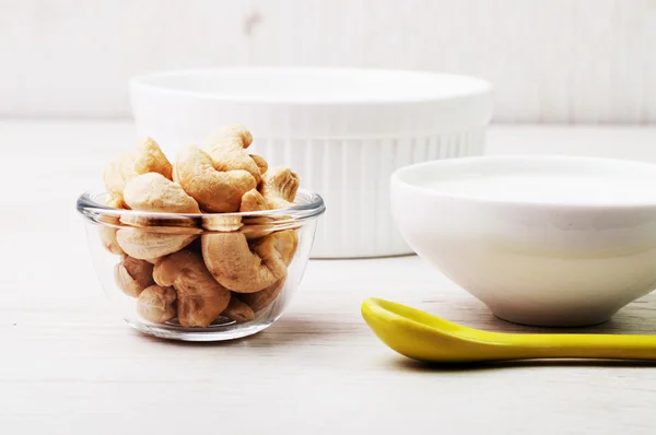 Un pane croccante e un barattolo di avena — Foto Stock