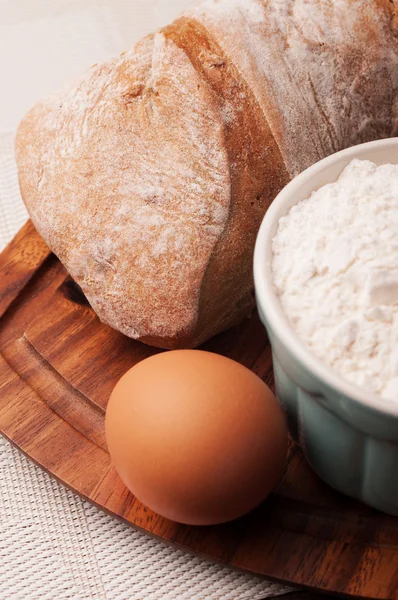 Um pão de pão crocante e um frasco de aveia — Fotografia de Stock