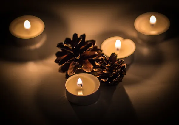 季节性回家庆祝与锥体和蜡烛 — 图库照片