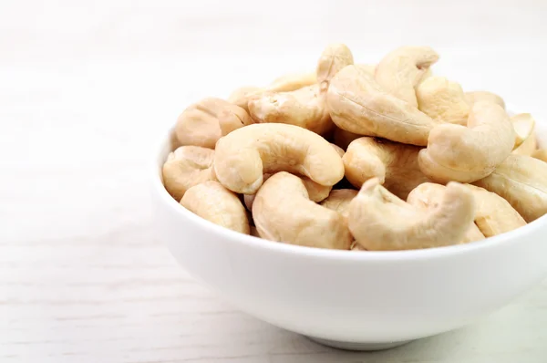 Una barra de pan crujiente y un frasco de avena — Foto de Stock