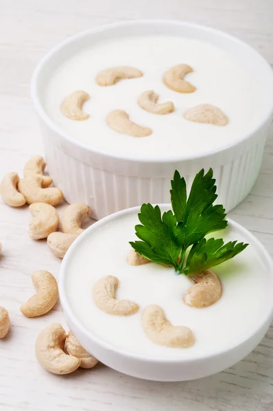 Una barra de pan crujiente y un frasco de avena —  Fotos de Stock