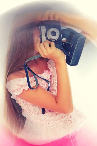 Girl and  vintage camera — Stock Photo, Image