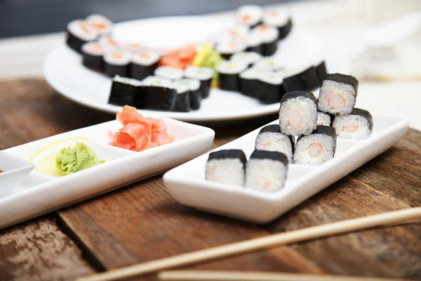 Sushi con gamberetti su un piatto bianco — Foto Stock