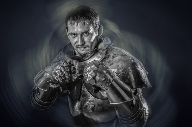 Adam bir kask olmadan bir şövalyenin zırh mücadele