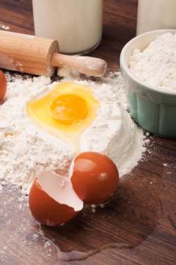 kırık yumurta sarısı ve yumurta akı ile