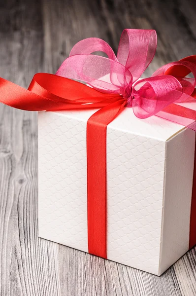 Caja de regalo blanca con cinta roja — Foto de Stock