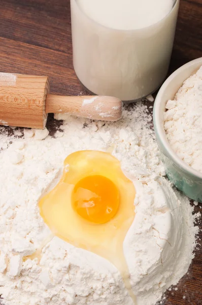Yolk and egg white in a hill of flour — Stock Photo, Image