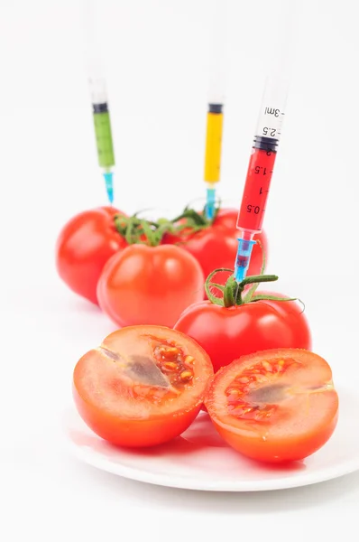 토마토 튀어나와 주사기 — 스톡 사진