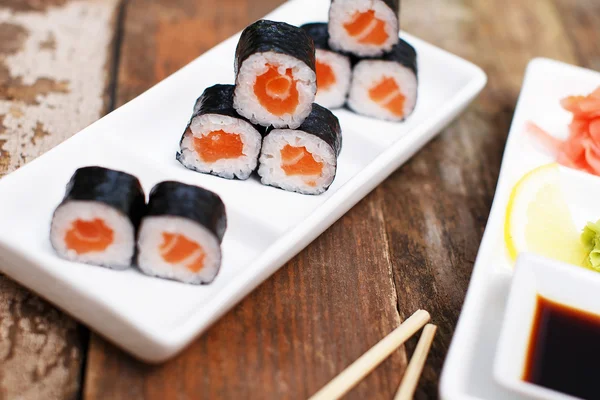 Lax sushi i en tallrik — Stockfoto