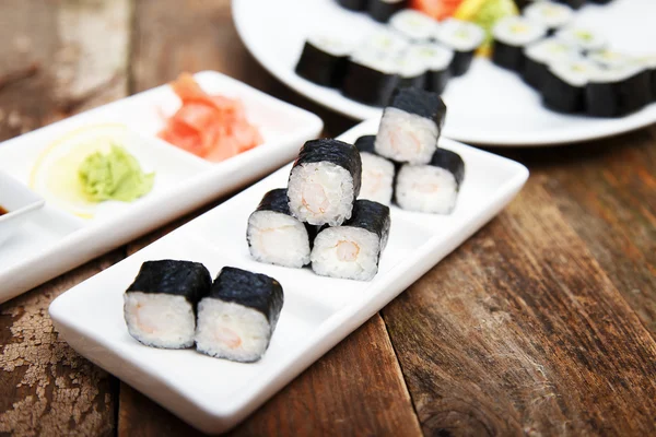 Räkor sushi på en vit platta — Stockfoto