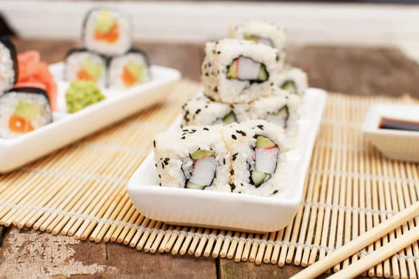 En uppsättning deluxe asiatiska sushi och ätpinnar — Stockfoto