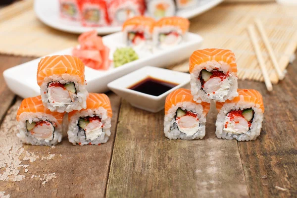 Sechs Sushi auf einem Holztisch — Stockfoto